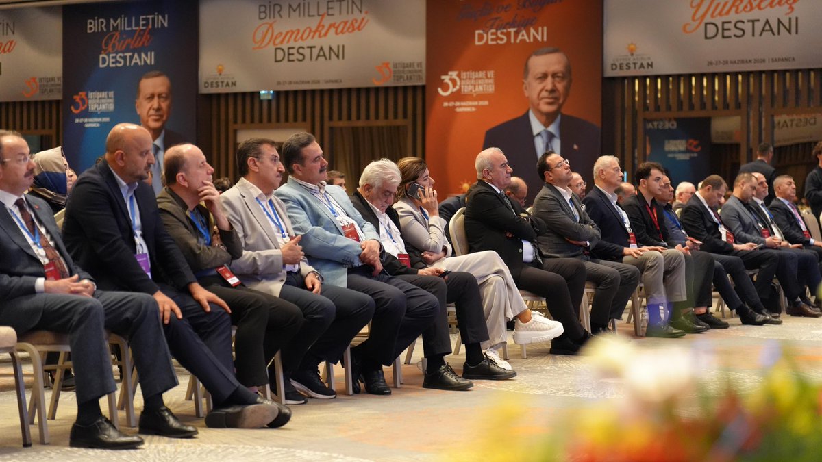 mustafademir's tweet photo. 📍 Sapanca

İstişare ve Değerlendirme Toplantımız kapsamında moderatörü olduğum “Ortak Akıl – Kalkınma Oturumu”nu sayın bakanlarımız ile gerçekleştirdik.

Sayın Cumhurbaşkanımız Recep Tayyip Erdoğan’ın liderliğinde AK Parti; Türkiye’yi büyüten aynı zamanda üreten, güçlendiren ve yön belirleyen bir ülke haline getirmiştir. 
Kalkınma; ekonomik büyümeyle birlikte üretim kapasitesi, teknoloji, altyapı, ihracat ve toplumsal refahın birlikte yükseldiği çok boyutlu bir hamledir.

Bu anlayışla Türkiye, son 25 yılda güçlü bir dönüşüm yaşamış; yatırımlar, reformlar ve stratejik adımlarla kendi kalkınma modelini inşa etmiştir. Bugün hedefimiz, bu büyük birikimi daha ileri taşıyarak Türkiye Yüzyılı’nı üretimin, istikrarın ve güçlü gelecek vizyonunun dönemi haline getirmektir.

#ÇeyrekAsırlıkDestan 
@murat_kurum 
@aBayraktar1 
@ibrahimyumakli 
@a_uraloglu