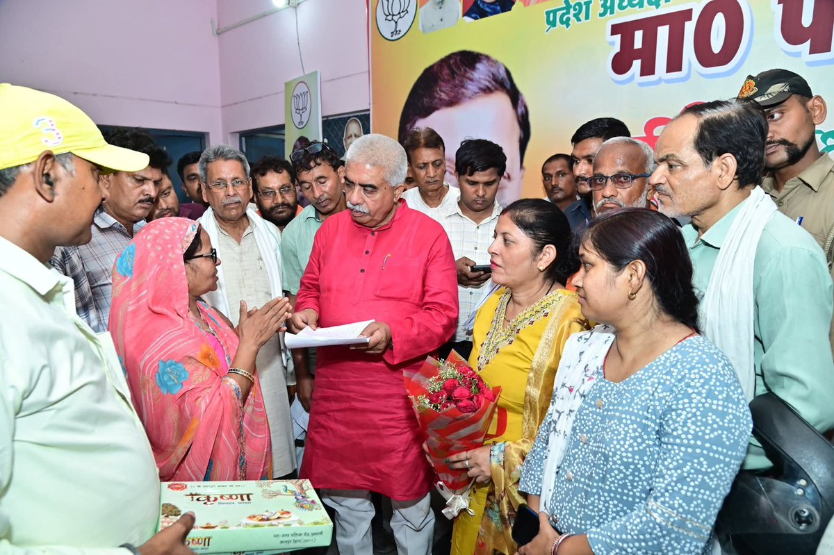 RakeshSachan_'s tweet photo. #जनसुनवाई भोगनीपुर, पुखरायां भारतीय जनता पार्टी कार्यालय! 

आज आयोजित जनता दर्शन में आमजन की समस्याओं एवं शिकायतों को गंभीरता से सुना तथा उनके शीघ्र एवं प्रभावी समाधान के लिए संबंधित अधिकारियों को आवश्यक दिशा-निर्देश दिए। https://t.co/AjMc6hJH2u