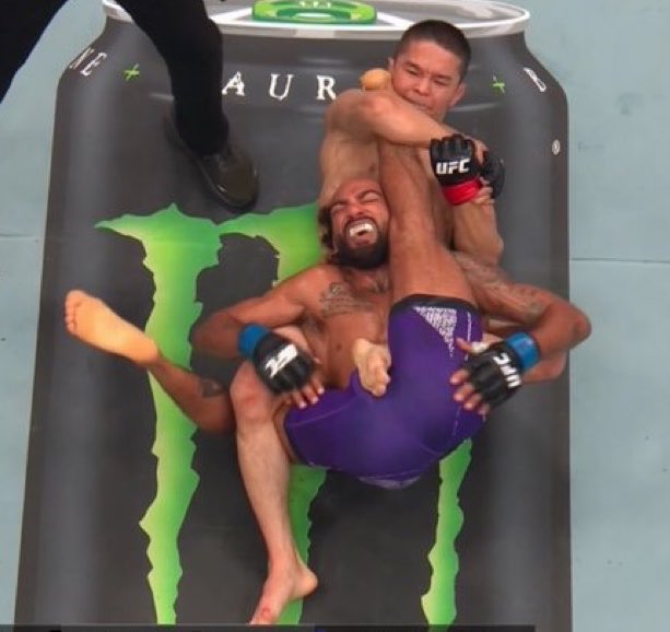 DovySimuMMA's tweet photo. CRAZY SUBMISSION 😲

#UFCBaku https://t.co/wrnII8ikHU