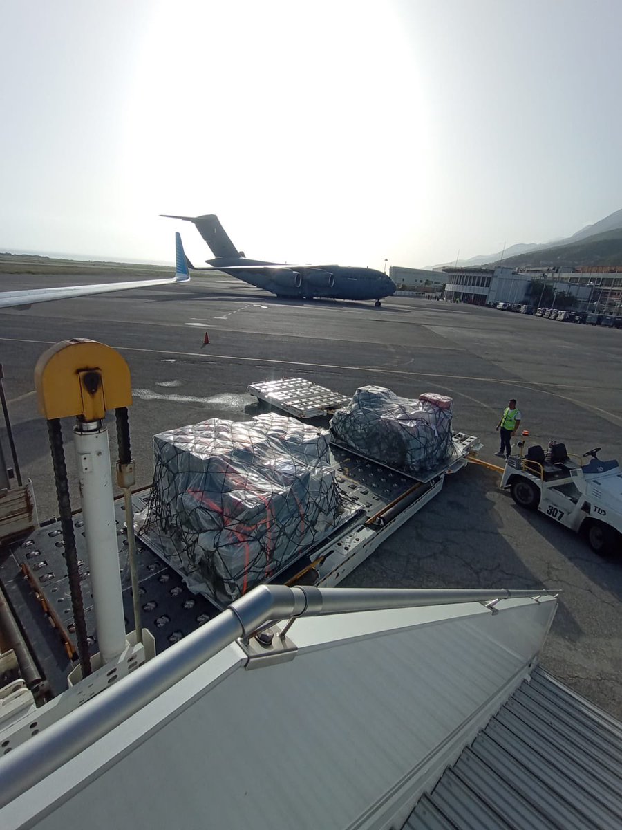 aviacionline's tweet photo. El Boeing 737-800 LV-KHQ de Aerolíneas Argentinas hoy en el aeropuerto de Caracas/Maiquetía descargando la ayuda humanitaria para Venezuela. https://t.co/QDRNVe03hO