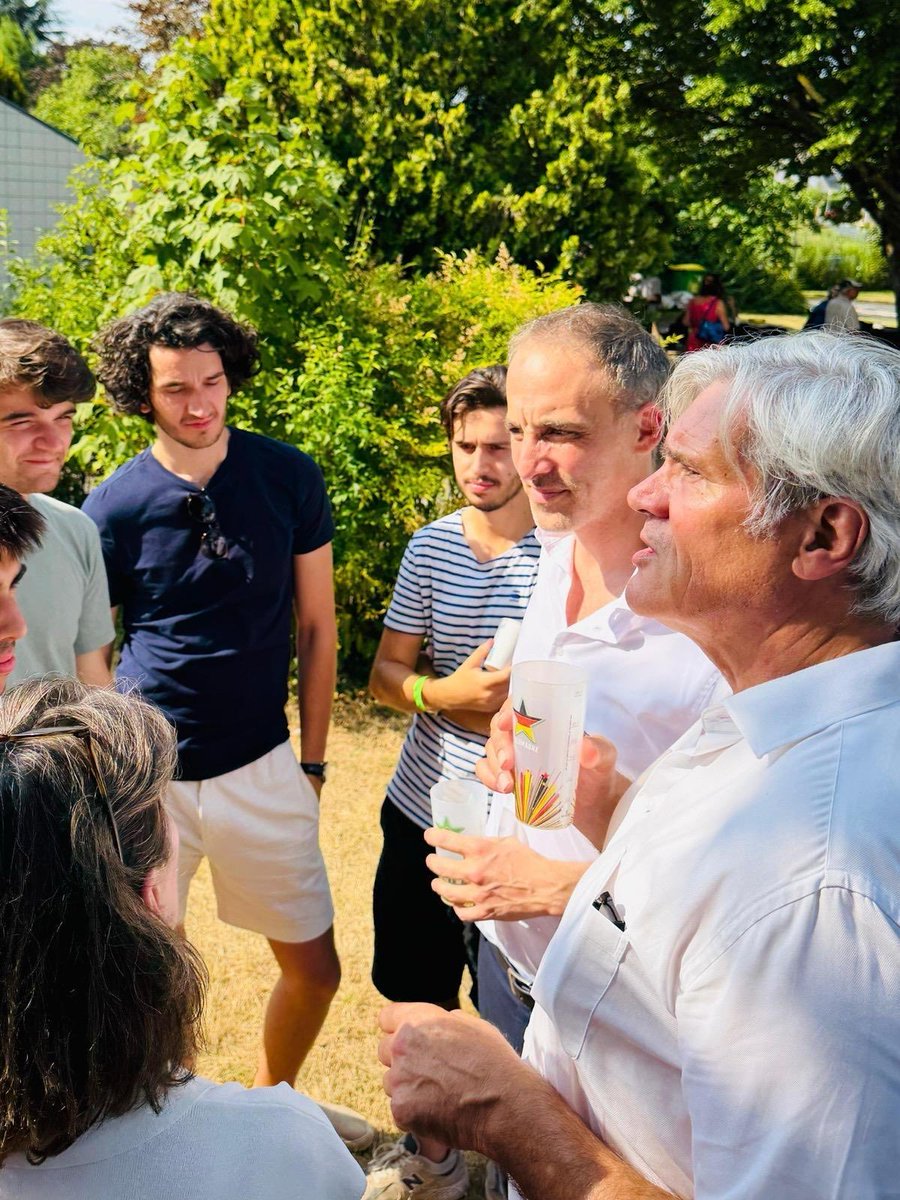 rglucks1's tweet photo. Alors que la canicule s’abat sur la France, merci @SLeFoll de nous avoir invités à débattre de la plus que jamais nécessaire révolution énergétique avec @fhollande @BCazeneuve @JouzelJean @christinetaffo1 et des centaines de citoyens mobilisés. 

La République écologique, vite! https://t.co/m2panVD1Ij