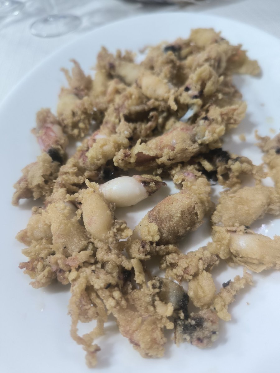 GastroCharlie's tweet photo. Se quedaron frías y un poco sosas.
La raya en salsa de naranja magnífica.
Los tapaculos muy buenos. Los salmonetes muy bien de tamaño para fritos, pero les faltaba frescura.
La chova en adobo (no hay foto) muy rica.
El precio es imbatible. https://t.co/d338sPv6Cd