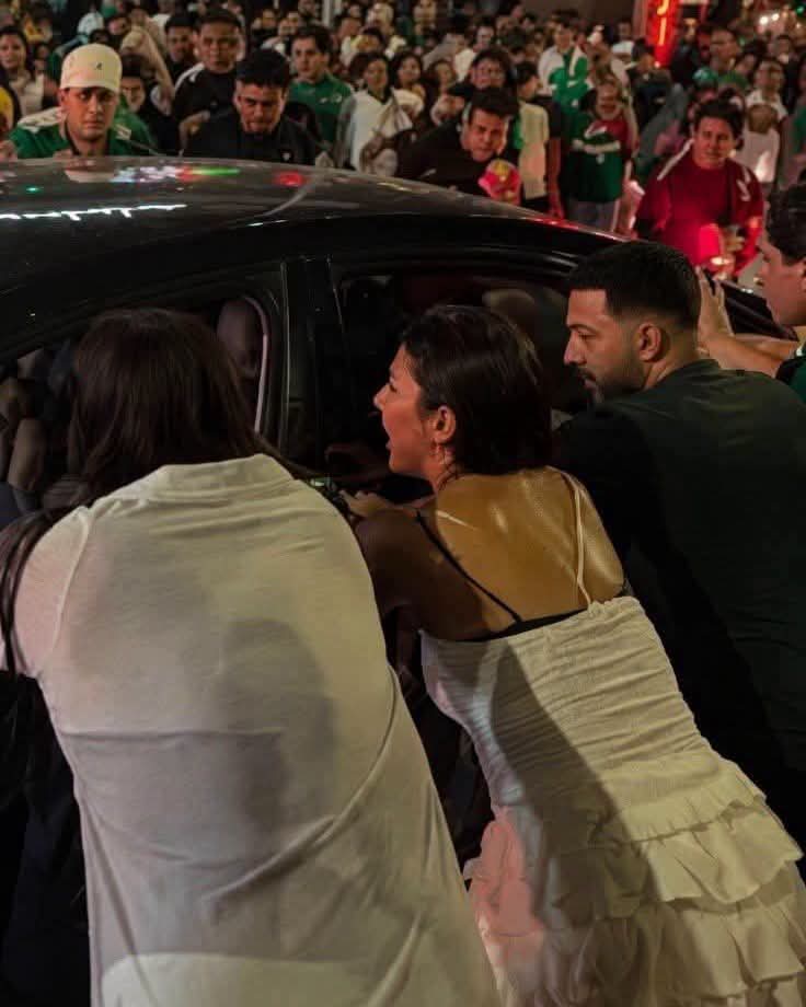 ciudadanochi's tweet photo. #CarcelVandalosAs3s1n0s

Por culpa de estos sujetos, un padre de familia falleció hoy en Cabo San Lucas a consecuenci4 de los golp3s que recibió al intentar defend3r su vehículo y a sus familiares, quienes viajaban con él.

Si conoces a estas personas, que fueron quienes comenzaron a mover el vehículo, ayúdanos a localizarlas. 

Cualquier información puede ser de gran ayuda para que las autoridades realicen las investigaciones correspondientes.