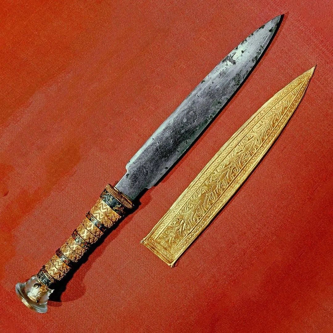 NightSkyToday's tweet photo. JUST IN🚨: It has been revealed that the Pharaoh possessed a dagger made from a material not of this Earth.

Scientists have determined that the dagger was crafted from meteoric iron and that the metal used originated from space. https://t.co/7JVKTSsgEc