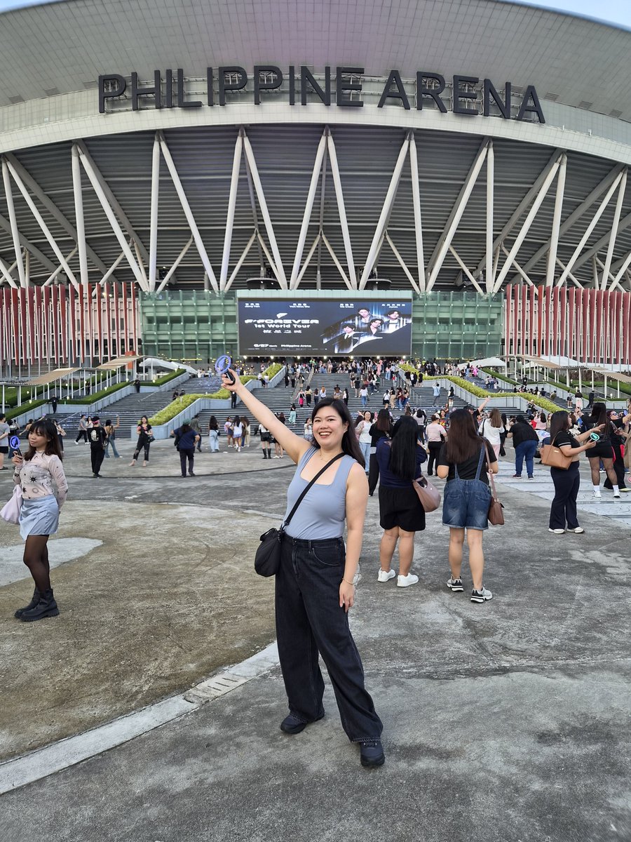 ohnanaRyanna's tweet photo. 23 years later, i finally saw my first loves. my first teleserye, my first boyband, my first fandom. 

ashin was so right pointing out that many of us in the arena were little girls who are now beautiful ladies and moms, but tonight we are all the little girls who love f4!! https://t.co/T7SvvfPbuE