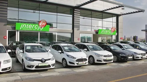 AlgoTraderX_TR's tweet photo. Intercity'yi (EKİM) tanıyanlar bilir, tanımayanlar öğrensin.

Türkiye'nin önde gelen filo kiralama şirketlerinden biri.
21.000+ araç, 1.500+ kurumsal müşteri.
30,26 TL'den 162 milyon lot — 4.90 milyar TL halka arz.

⏳ Talep toplama 1 Temmuz'da başlıyor. 3 gün.
Katılım endeksinde değil.

📌 NE İŞ YAPIYOR?

Kurumsal firmalara uzun dönem araç kiralama.
Filo yönetimi, bakım, yol yardımı, servis — tam hizmet.
Kira bedeli + araç satış kazancı = çift gelir kanalı.
Ölçek avantajı ve tecrübe güçlü rekabet kalkanı.

📌 PARA NEREYE GİDECEK?

%65 yeni araç alımları — doğrudan büyümeye ✅
%25 civarı borç ödemesi
Kalan işletme sermayesi

⚠️ Ortak satışı var — 30 milyon lot mevcut ortak çıkışı.

132 milyon lot sermaye artırımı — büyük kısım şirkete giriyor. ✅

📌 FİNANSALLAR

2024 hasılat: 15.9 milyar TL
2025 hasılat: 15.3 milyar TL ⚠️ — hafif gerileme
2026 ilk çeyrek hasılat: 2.9 milyar TL
2024 brüt kâr: 881 milyon TL
2025 brüt kâr: 960 milyon TL ✅
2026 ilk çeyrek brüt kâr: 799 milyon TL 🔥

⚠️ Net kâr detayı izahnamede sınırlı — mutlaka okuyun.

📌 YATIRIMCI İÇİN KRİTİK DETAYLAR

Bireysele eşit dağıtım
1 yıl satmama taahhüdü ✅
15 gün fiyat desteği ✅
Halka açıklık sonrası: ~%21.67-%25
Yıldız Pazar — güçlü statü 

📌 KAÇ LOT DÜŞEBİLİR?

700.000 kişi katılırsa → 231 lot
800.000 kişi katılırsa → 202 lot
900.000 kişi katılırsa → 180 lot
1.000.000 kişi katılırsa → 162 lot

📌 GÜÇLÜ YÖNLER

Fonun %65'i doğrudan operasyonel büyümeye
21.000+ araçlık ölçek avantajı
Güçlü kurumsal müşteri portföyü
Tam hizmet filo modeli — rakip geçmek zor
Büyüme potansiyeli: 8/10

📌 DİKKAT EDİLMESİ GEREKENLER

Sektör doğası gereği yüksek borçluluk ⚠️
Faiz ve döviz kuru riskine yüksek duyarlılık
2025 hasılatı 2024'ün altında kaldı
Ortak satışı var ⚠️
Net kâr detayı eksik

📌 FİYAT

Bağımsız rapor İNA + çarpan yöntemiyle belirledi.
30.26 TL sektör ortalamalarına göre makul aralıkta.
Filo genişletme planı fiyatı destekliyor.
Ama yüksek borçluluk risk primini artırıyor.

📌 3 SENARYO

İyimser: Filo hızlı büyür, talep yüksek, marjlar korunur.
Temel: Mevcut büyüme devam eder, fon verimli kullanılır.
Kötümser: Faiz/kur maliyeti artırır, talep yavaşlar.

📌 KARAR VERMEDEN ÖNCE 5 SORU

%65'lik yeni araç yatırımı ne kadar sürede geri dönecek?
Faiz artışı filo finansman maliyetini nasıl etkiler?
Brüt kâr marjı sürdürülebilir mi?
Benzer filo şirketleriyle çarpanlar nasıl kıyaslanıyor?
Borç ödemesi sonrası net borç seviyesi ne olacak?

İş modeli: 7.5/10
Finansal kalite: 7/10
Büyüme potansiyeli: 8/10
Risk: Orta-Yüksek

Sonuç olarak fon kullanımı operasyonel anlamda olacak ama sektörün borçluluğunu ve arz büyüklüğünü düşününce kısada doymayı sonra temel teknik izlemeyi tercih ederim.

Siz EKİM arzına katılmayı düşünüyor musunuz? 👇