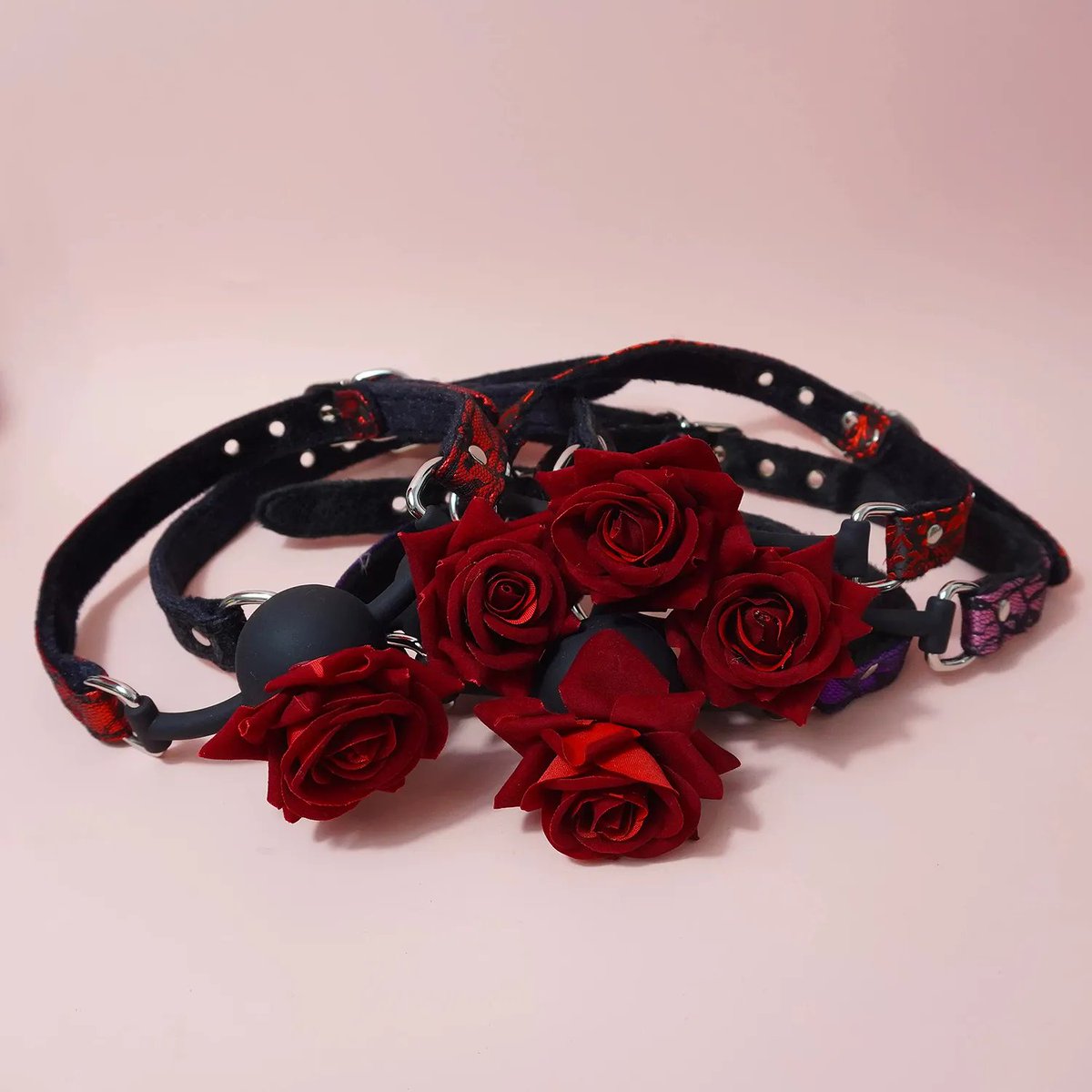 sexymaker_jp's tweet photo. 唇の間に咲き誇る、お前が言葉を失った証。🌹⛓️

直径4.2cmのシリコンボールが顎を強制的に開かせたまま口の中をギッシリと塞ぎ、発声を完全にブロックすることで、逃げ場のない圧倒的な拘束感と無防備な表情を引き出します👅

▶️https://t.co/jUi2OtHrsl https://t.co/ApBKRbaWez