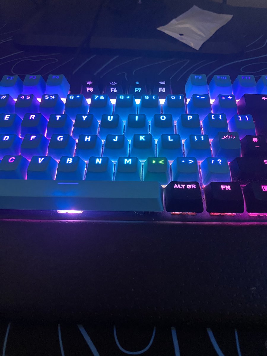 Mattnyu_'s tweet photo. Accidently spilled some water on keyboard and now this fuckers green https://t.co/inZrPpDI8S