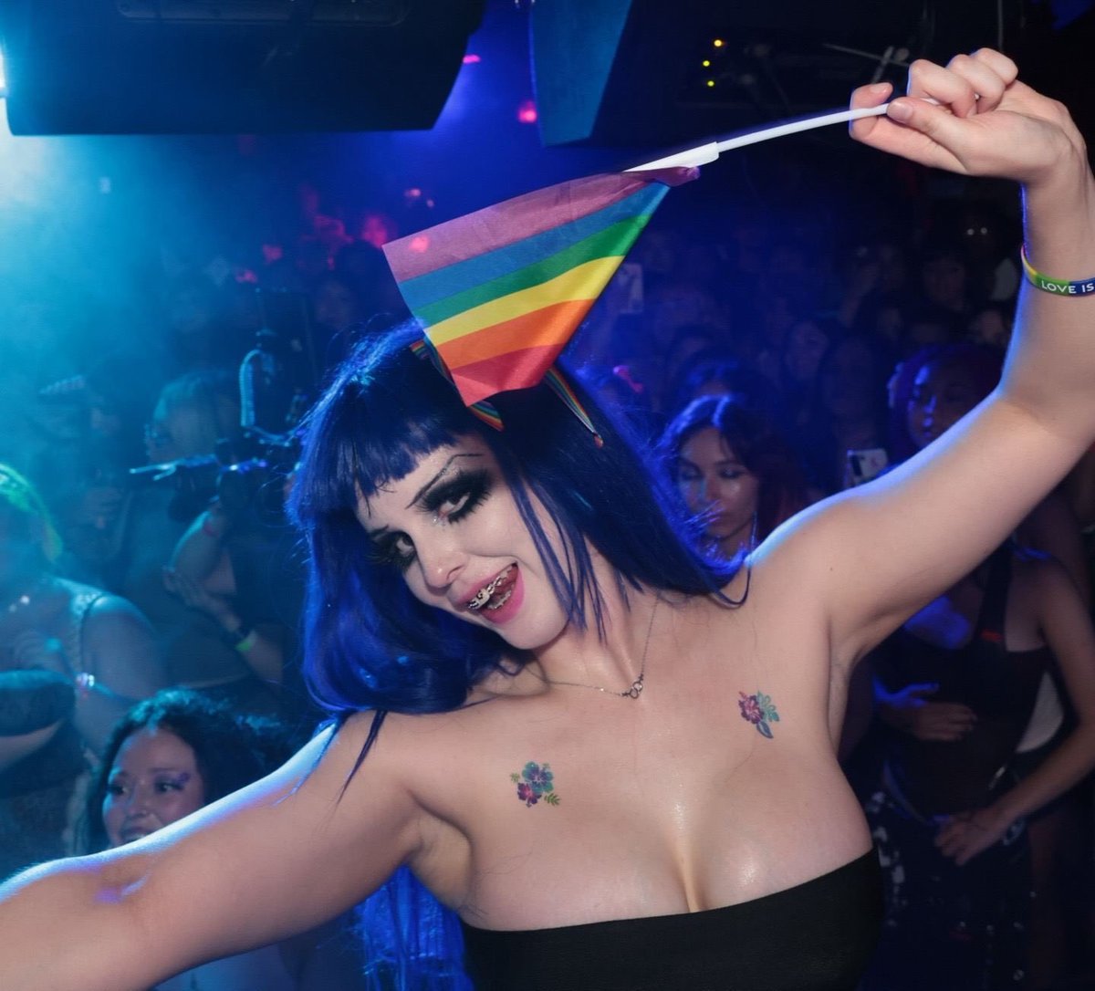 bar6ie6's tweet photo. first ever yuri rave was a big success https://t.co/RFizWaopL0