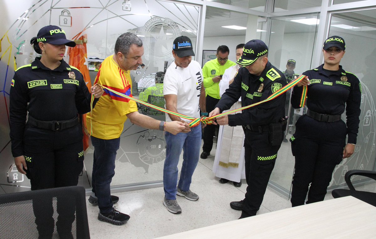 AlejandroChar's tweet photo. ¡Más herramientas para seguir dándole duro a los bandidos! Hoy entregamos el Centro Local de Análisis Criminal a la @PoliciaBquilla.

Desde este nuevo centro se fortalecerá el análisis criminal con inteligencia y tecnología, permitiéndole a la Policía integrar y analizar información, identificar patrones delictivos y fortalecer las investigaciones con datos clave para la judicialización y la desarticulación de organizaciones criminales que tanto daño le hacen a Barranquilla y al Atlántico.

Con una inversión de más de $2.980 millones, seguimos fortaleciendo la seguridad de nuestra ciudad. Ya entregamos CAI, estaciones de Policía, vehículos y equipos de comunicación; hoy damos un paso más para combatir el crimen.

Una herramienta más para que los bandidos no sigan congelados. ¡Que los descongelen y paguen por todos sus delitos!