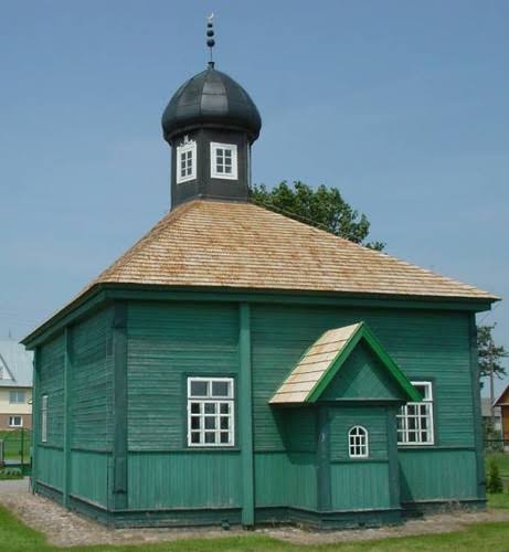 World_Insights1's tweet photo. 🇵🇱 Mosques in Poland

1945 → 🇵🇱 2
1950 → 🇵🇱 2
1955 → 🇵🇱 2
1960 → 🇵🇱 2
1965 → 🇵🇱 2
1970 → 🇵🇱 2
1975 → 🇵🇱 2
1980 → 🇵🇱 2
1985 → 🇵🇱 2
1990 → 🇵🇱 3
1995 → 🇵🇱 4
2000 → 🇵🇱 5
2005 → 🇵🇱 7
2010 → 🇵🇱 10
2015 → 🇵🇱 15
2020 → 🇵🇱 22
2025 → 🇵🇱 40+

Source: Muslim Religious Union in the Republic of Poland, academic studies on Islam in Poland, Polish Muslim community reports, and mosque directories.