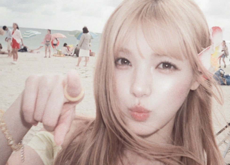 flutterolls's tweet photo. irei passar a manhã, tarde ﹠ noite só admirando a beleza da minha 𝒴uy nessas fotos ⨾ a 𝒻lorzinha na orelha, simples mas tão adorável ִ  ִ    é mais que o suficiente para realçar a delicadeza e a meiguice que a minha menina tem ♡ https://t.co/2sVWJ0kK22