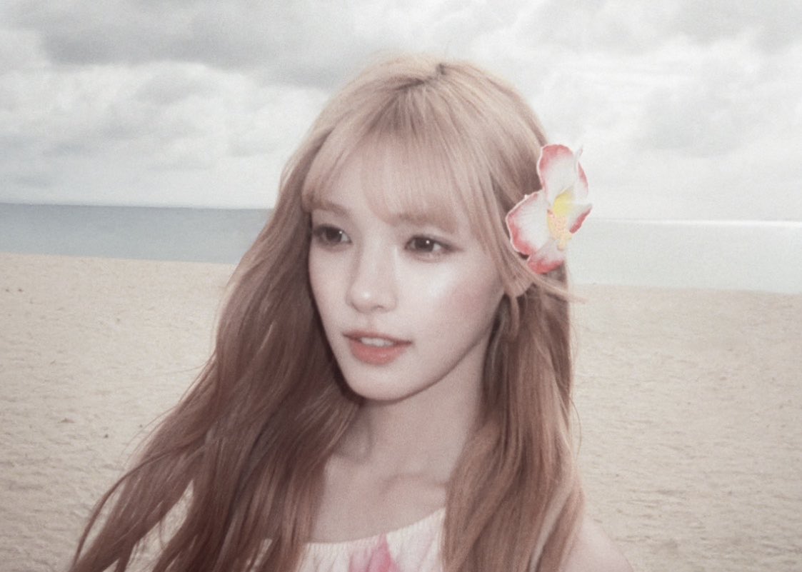 flutterolls's tweet photo. irei passar a manhã, tarde ﹠ noite só admirando a beleza da minha 𝒴uy nessas fotos ⨾ a 𝒻lorzinha na orelha, simples mas tão adorável ִ  ִ    é mais que o suficiente para realçar a delicadeza e a meiguice que a minha menina tem ♡ https://t.co/2sVWJ0kK22