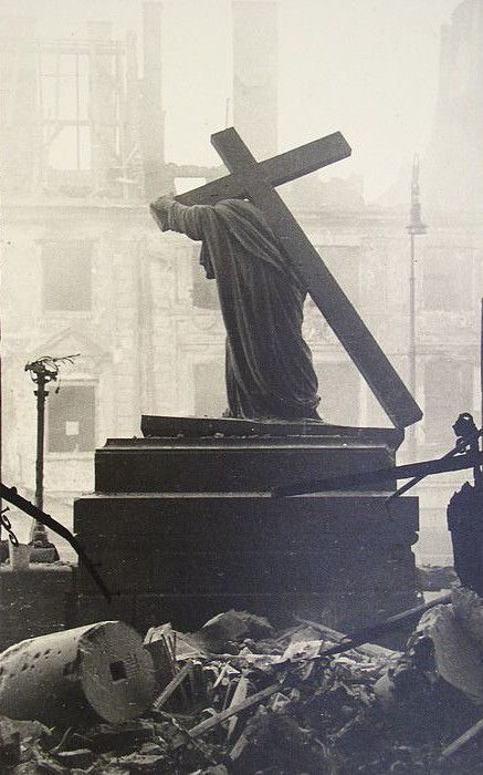 Santododia1's tweet photo. "Procure não inquietar sua alma diante do triste espetáculo da injustiça humana. Sobre esta injustiça, você verá um dia o triunfo definitivo da justiça de Deus." 

Santo Padre Pio de Pietrelcina. https://t.co/NfA6ocSlwr