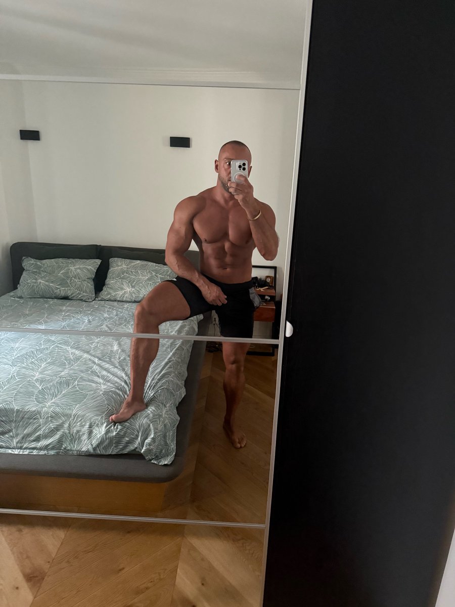 AlphaItaMuscle's tweet photo. Where are my little foot slaves? 😈 https://t.co/5q8zgxo5pS