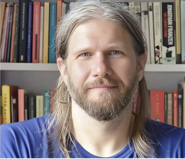 Dede38__'s tweet photo. Cambiridge Üniversitesi'nde, Kuantum fiziği üzerine çalışan genç Türk Bilim İnsanı Prof.Dr
Mete ATATÜRE, Einstein'ın ve diğer Bilim adamları'nın ölçülmesi imkansız olarak kabul ettiği " Işık seviyesinin gürültü ölçümünü " başarıyla yaparak adını tarihe yazdırdı.
" Işığı sıkıştırma " denen yöntemle ölçümü uygulayan Prof.Dr Mete ATATÜRE, bunu yaparken Atom dan tam 100 kat daha küçük
bir süper Atom elde etti.
Prof.Dr. Mete ATATÜRE
1975 Kayseri doğumlu.1992 de Üniv. sınavını ilk 500 de kazandı. Bilkent Üniv. Fizik bölümünü bitirdi.İngiltere İnstitüte of Physicsde kuantum fiziği üzerine doktora yaptı.Cambridge alışmaya başladı.Ünlü fizikçi Stephan Hawking'le aynı Üniv.aynı bölümde görev yaptı.
İngiltere'nin en prestijli ödülü Thomas Young ödülü ve madalyası ile ödüllendirildi.
Ölçülemez denen ışık seviyesinin gürültü ölçümünü yaptığı için bu ödül verildi.
Genç bilim adamımızı kutluyoruz.
#fblifestyle
#ALINTIVEŞİİRSEL
#herkes
#öneçıkar
#keşfett