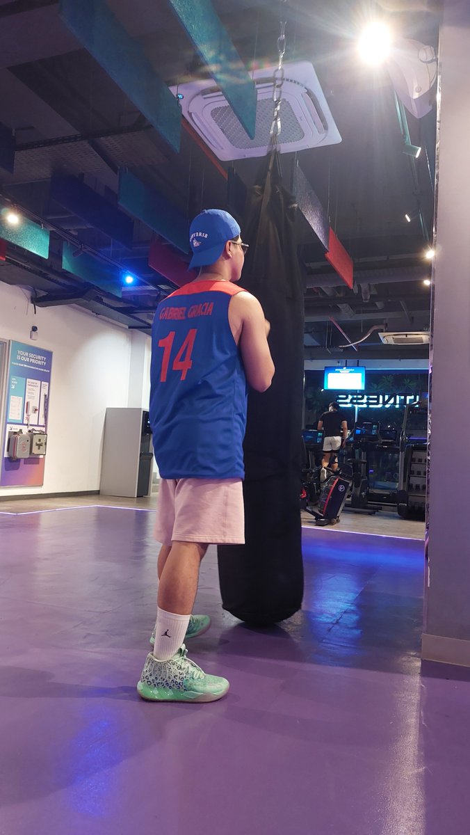 egrgr's tweet photo. ronaldo sama lebron pun sungkem ke gabriel gracia, ngegym jam segini https://t.co/NMvEmCDR4G