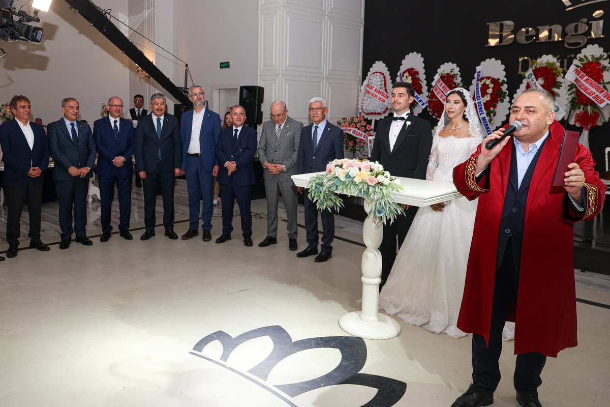OzarslanMesut's tweet photo. Kıymetli ağabeyim ve hocam Enver Aydoğan’ın oğlu Ahmet Kutay ve Ayşe Melis kardeşimizin nikah akdini gerçekleştirdik. 

Genç çiftimize iki cihan saadeti diliyor, ailelerimizi tebrik ediyorum. https://t.co/r6mskZoKm2