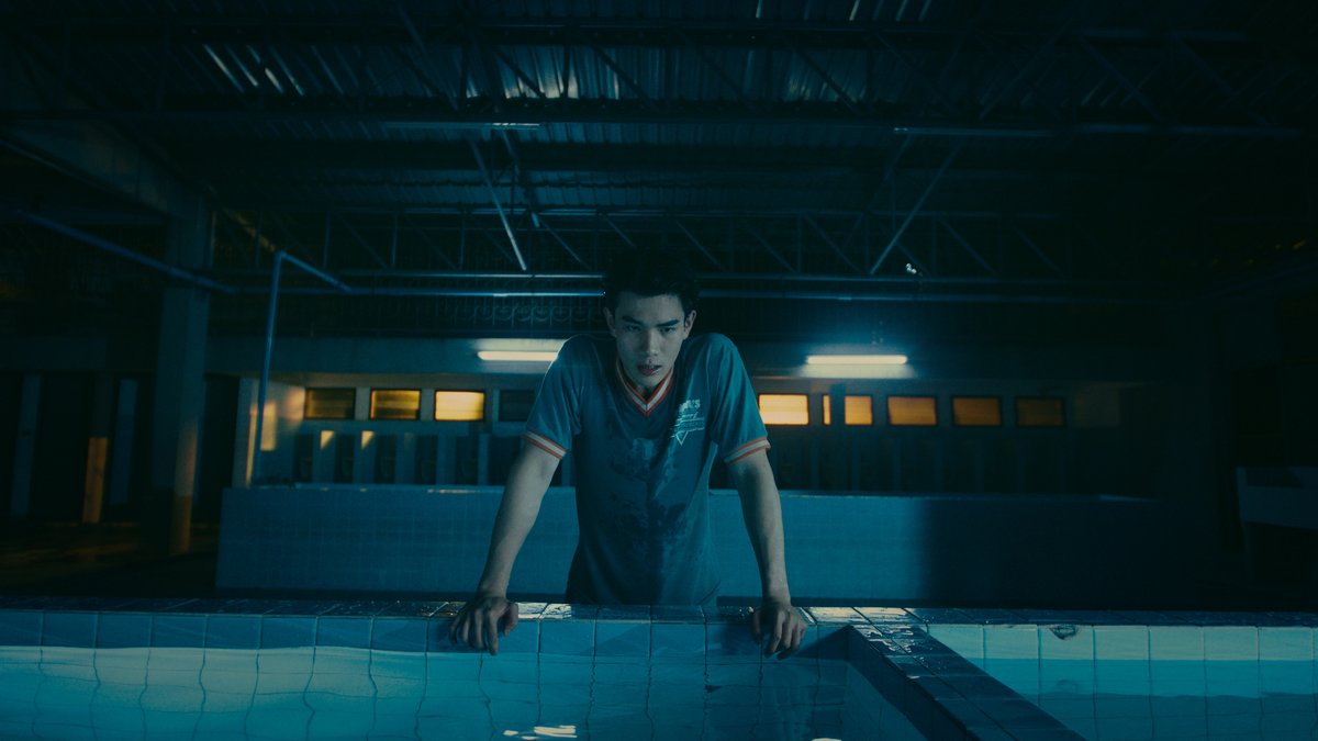 EarthRise2025's tweet photo. #TicketToHeavenEP5

ตอนตัดซีนนี้ ลองสวมวิญญาณไปนั่งในหัวแทนรักว่า น่าจะคิดอะไรบ้าง ความคิดอะไรที่ตีกันอยู่ในหัวตอนนี้

ก็คิดว่า ถ้าความรักนั้นทำให้รู้สึกมีความสุขจริง ๆ เหมือนได้เติมเต็มสิ่งที่ขาดหายไป แต่ในขณะเดียวกันก็ต้องซ่อนเร้น ต้องหวาดระแวง ความรักนั้นจะถูกต้องหรือไม่

แล้วถ้าใจยังใฝ่พระเจ้า แต่แรงปราถนากลับยิ่งทำให้รู้สึกห่างไกลจากพระเจ้ามากขึ้นเรื่อย ๆ เราจะผิดบาปหรือไม่ 

บาร์ธกลายเป็นสิ่งเติมเต็ม แต่ในขณะเดียวกันก็สร้างความสั่นไหวในใจอย่างรุนแรง

แทนรักอยากไปหาพ่อแม่บนสวรรค์ที่เป็นความสุขนิรันดร์ แต่บาร์ธกลับบอกว่าความสุขก็อยู่ตรงหน้าแล้วนี่ไง

กลายเป็นคำถามที่ไม่มีคำตอบ แต่ยิ่งคิดกลับยิ่งมีแต่คำถามเพิ่มมากขึ้น  จนไม่รู้จะหาทางออกได้อย่างไร

พอเราใช้กระบวนความคิดนี้ ก็ค่อย ๆ หาแฟลชแบ็คมาเล่าเรื่องตามที่ต้องการ เรียงไปทีละภาพ ๆ