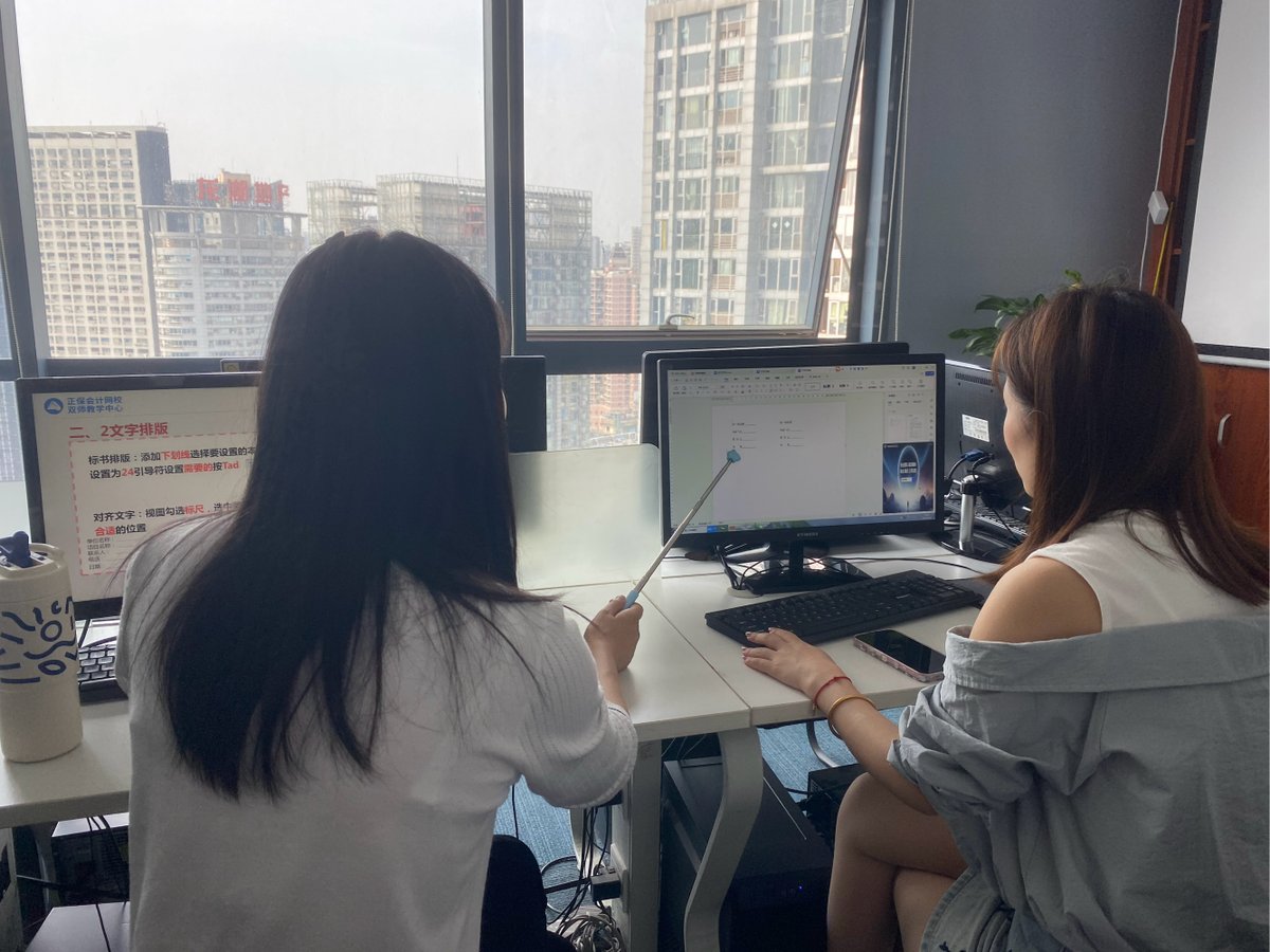 pkw1Yh4mP5P63m9's tweet photo. Guilty of staring out the window during the meeting — but the view’s way better than the slide deck. https://t.co/Rug9sMM893