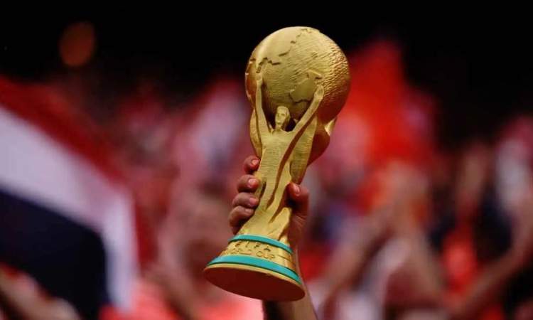 26sepnet's tweet photo. 12 منتخبا يودعون كأس العالم 2026 رسميا نصفها عربية

أسدل الستار على مشوار 12 منتخبا في بطولة كأس العالم 2026 مع اقتراب نهاية منافسات دور المجموعات، بعدما فقدت هذه المنتخبات رسميا فرص التأهل إلى دور الـ32، سواء عبر احتلال أحد المركزين الأول أو الثاني في مجموعاتها، أو المنافسة ضمن أفضل أصحاب المركز الثالث، لتنتهي مغامرتها مبكرا في النسخة الأولى من المونديال التي تُقام بمشاركة 48 منتخبا

شهدت قائمة المغادرين 5 منتخبات عربية هي تونس، والأردن، وقطر، والعراق، والسعودية.

إلى جانب المنتخبات العربية، غادرت البطولة أيضا 7 منتخبات غير عربية هي: هايتي، وتركيا، وبنما، والتشيك، وكوراساو، وأوروغواي، ونيوزيلندا، بعد فشلها في بلوغ دور الـ32 مع ختام منافسات دور المجموعات.