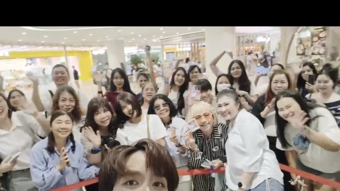 kyoko_za's tweet photo. บรรยากาศแสนอบอุ่นใจมากค่า 😍💖🩵 พีคเซลฟี่กับชาวโอเชี่ยน📷📸
PEAK WITH DNEE TOPS
#DneeWiggleWigglexKTP #Dneexkongthappeak #kongthappeak #กองทัพพีค #vipของเคียวโกะ @kongthappp https://t.co/fYsMUttbvg