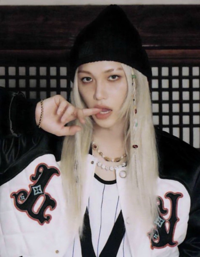 andyrealbitch's tweet photo. why did everyone choose to forget about the time felix wore this long ass wig during hop https://t.co/jXlfDQZnRM
