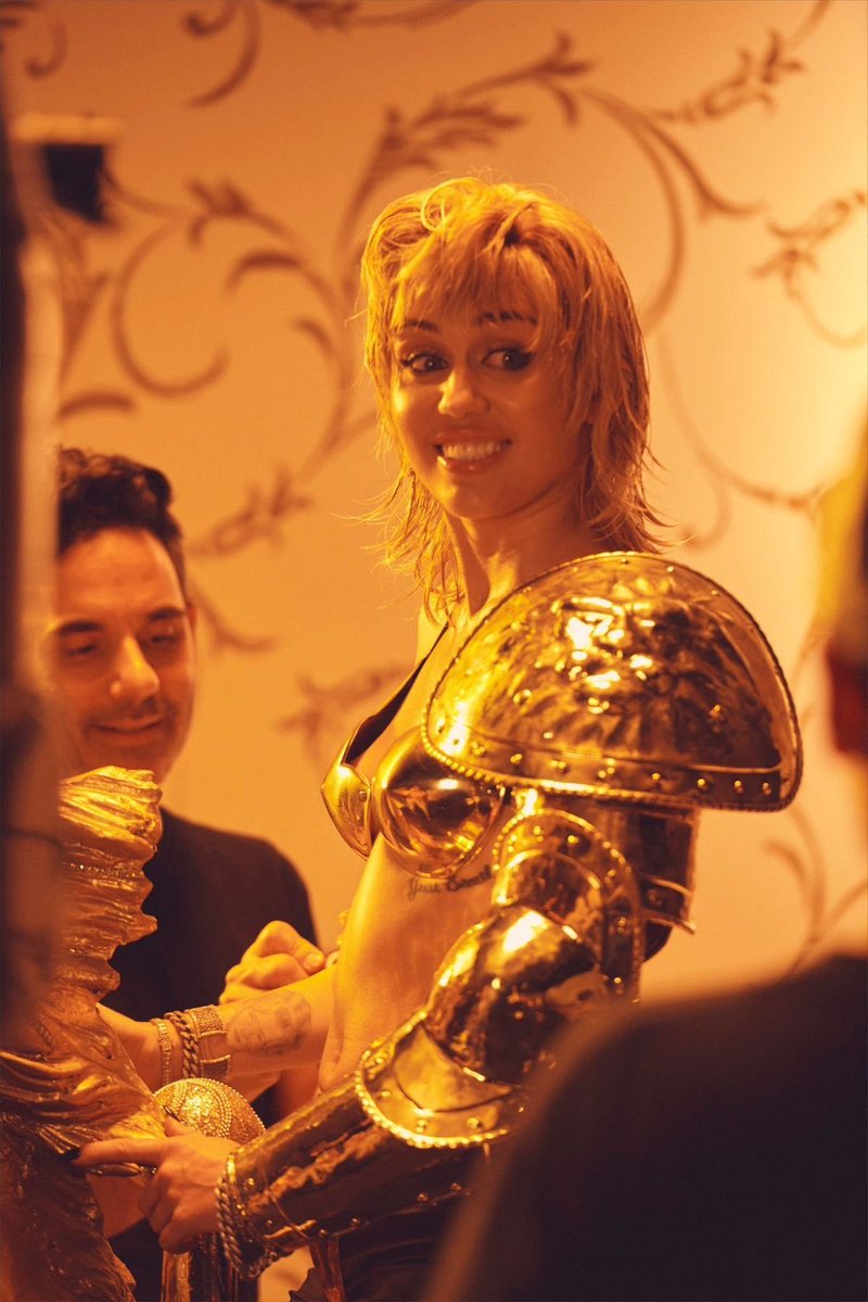MileyUpdates's tweet photo. Miley Cyrus at Mother’s Daughter filming https://t.co/Ctk7T5Fy00