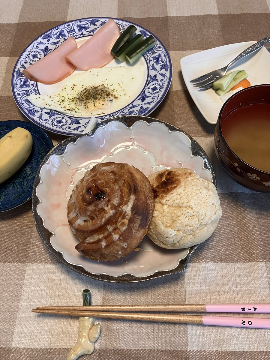 asa4104's tweet photo. 今日の朝ご飯
曇りだけど少しは晴れるといいなぁ〜
#朝食  #ロスパン
 #シナモンロール 
#メロンパン https://t.co/J9AnuppEjs