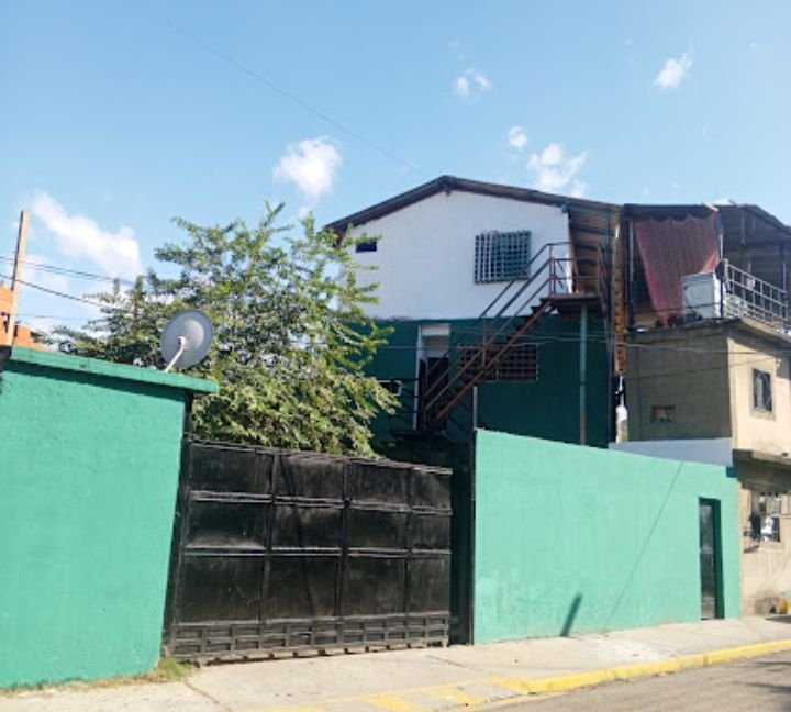 ozzotagg's tweet photo. Actualización: Estamos en la posada la Florida, Puerto la cruz, no conocemos absolutamente nada, el grupo de venezolanos que nos apoyaron el día de hoy nos pagaron dos noches el lunes debemos movilizarnos! Nos dieron 20.000 Bs más si conocen una habitación en la cual podamos ir. https://t.co/6Jf3ookcOG