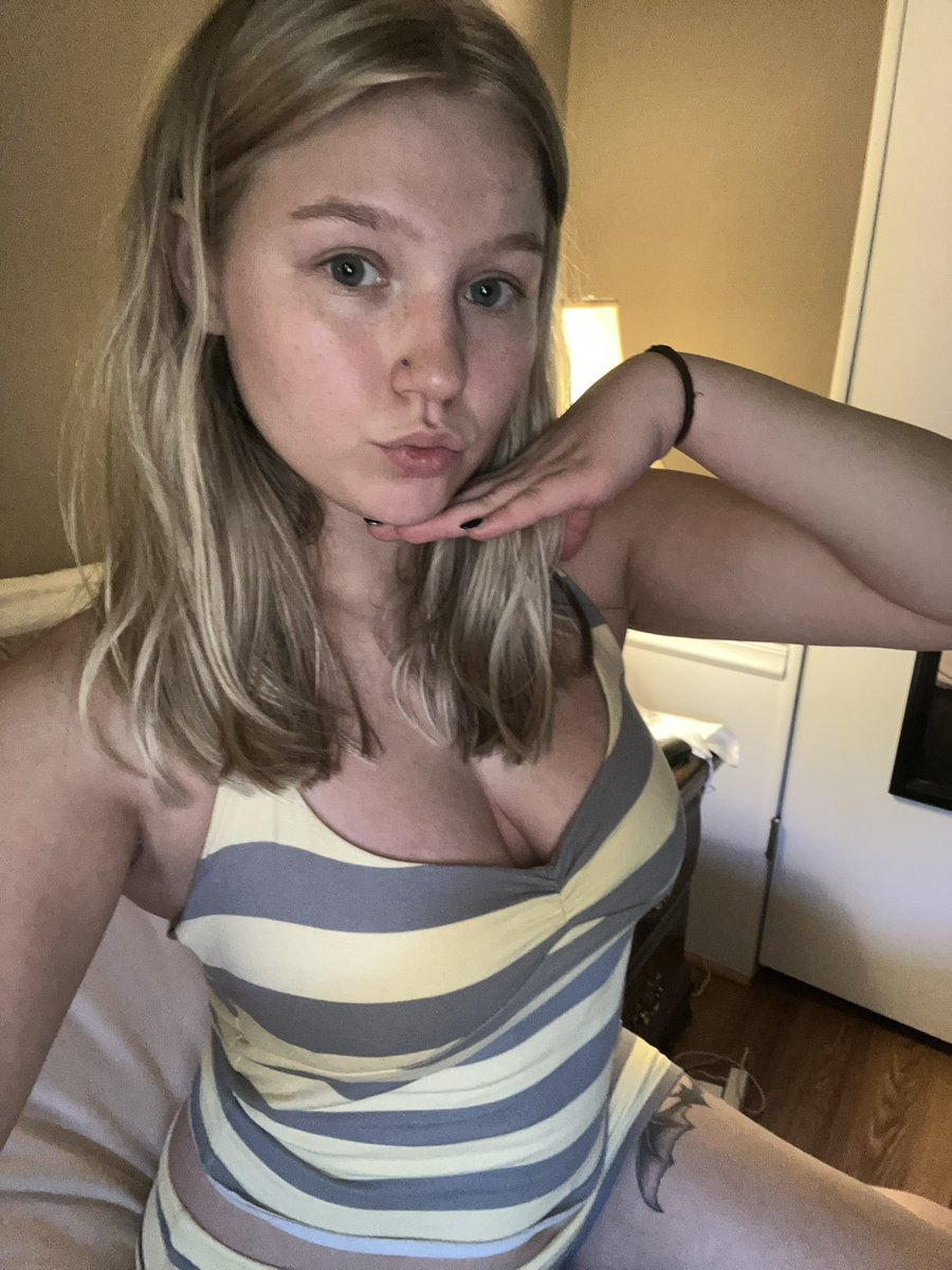 PreciousFairy0's tweet photo. Just give in, it’s better that way😌 https://t.co/AWSUi9uFMC