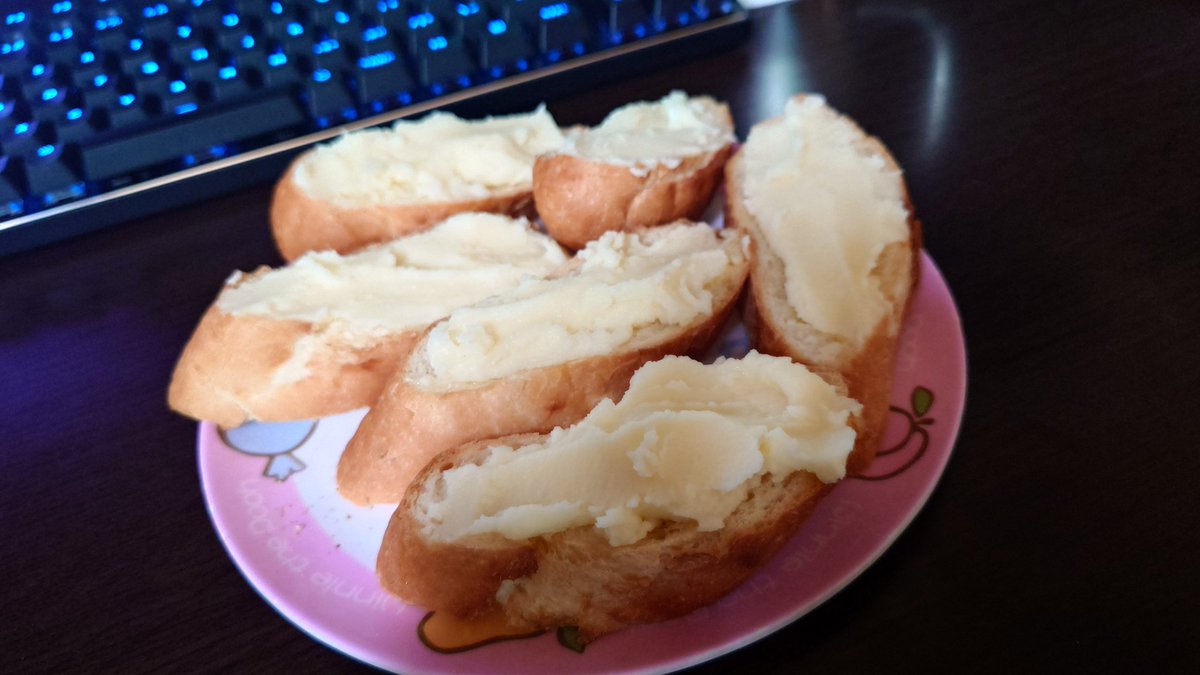 yourider8181's tweet photo. おはようございます！
美味しい物食べて呑んで遊んで……爆睡😆
起きたぁ〜！！
今日もフランスパンにオリーブオイルを塗り、焼いて〜……昨日作ったマッシュポテトを乗せて😆これ……思ったより旨い😍無塩バターの方が良いってあったけど……ソッチの方が良かったかな😅
食べて……また遊ぼ！ https://t.co/fJSHQkwXa8