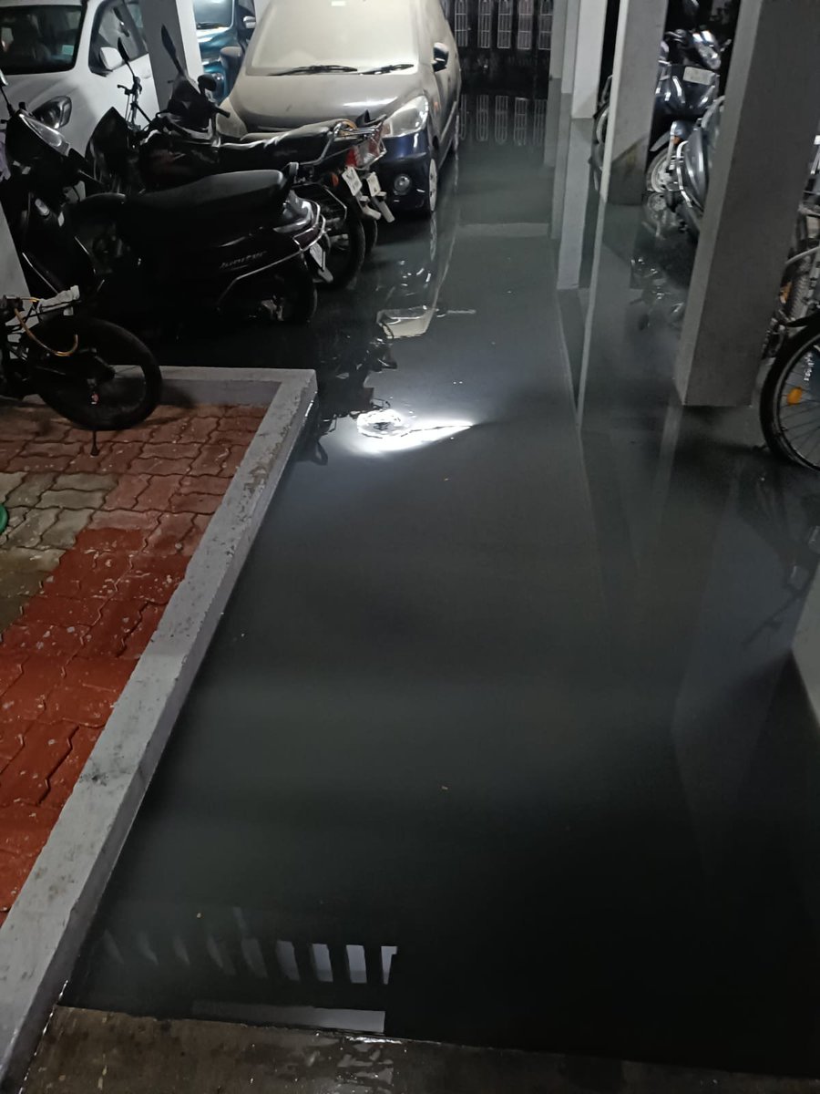 Mayil_Vaaganam's tweet photo. This is in Aani Street Virugambakkam for just 1 hr last night rain. They've been doing some work on the cooum along the Nerkundram Main road for quite some time now. Over the past week no one seems to be working there.  Cooum water for overlfown to adjacent streets. @chennaicorp https://t.co/yBKPPk9dSe