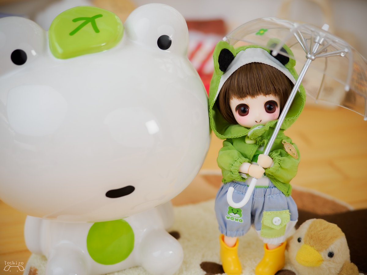toshizo_to_ena's tweet photo. おそとね、いっぱいあめあめさんだからね、かっぱさんと ながぐつさんと かささんだいじ(´- `*)ｴｯﾍﾝ

ちなみに隣のかえる君は えなの貯金箱で、ぼくよりお大臣ですｗ(´ω｀*) https://t.co/9vlOTVhM3q