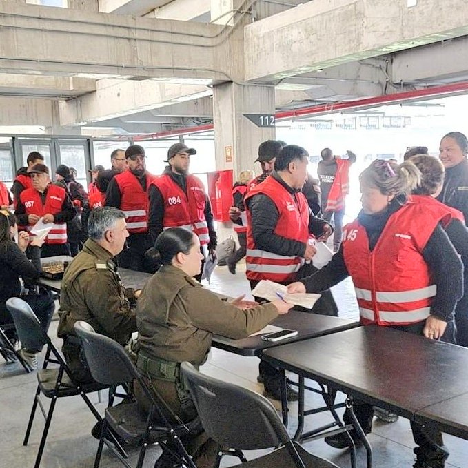 CarabZosepcar's tweet photo. Juntos somos más seguridad, por eso, la Prefectura de Seguridad Privada #OS10 y el Departamento de Fútbol Profesional #OS13, están en el #ClaroArena, realizando una fiscalización Integral durante el encuentro deportivo femenino entre U. Católica v/s U. Concepción. https://t.co/ksK3fZM4vS
