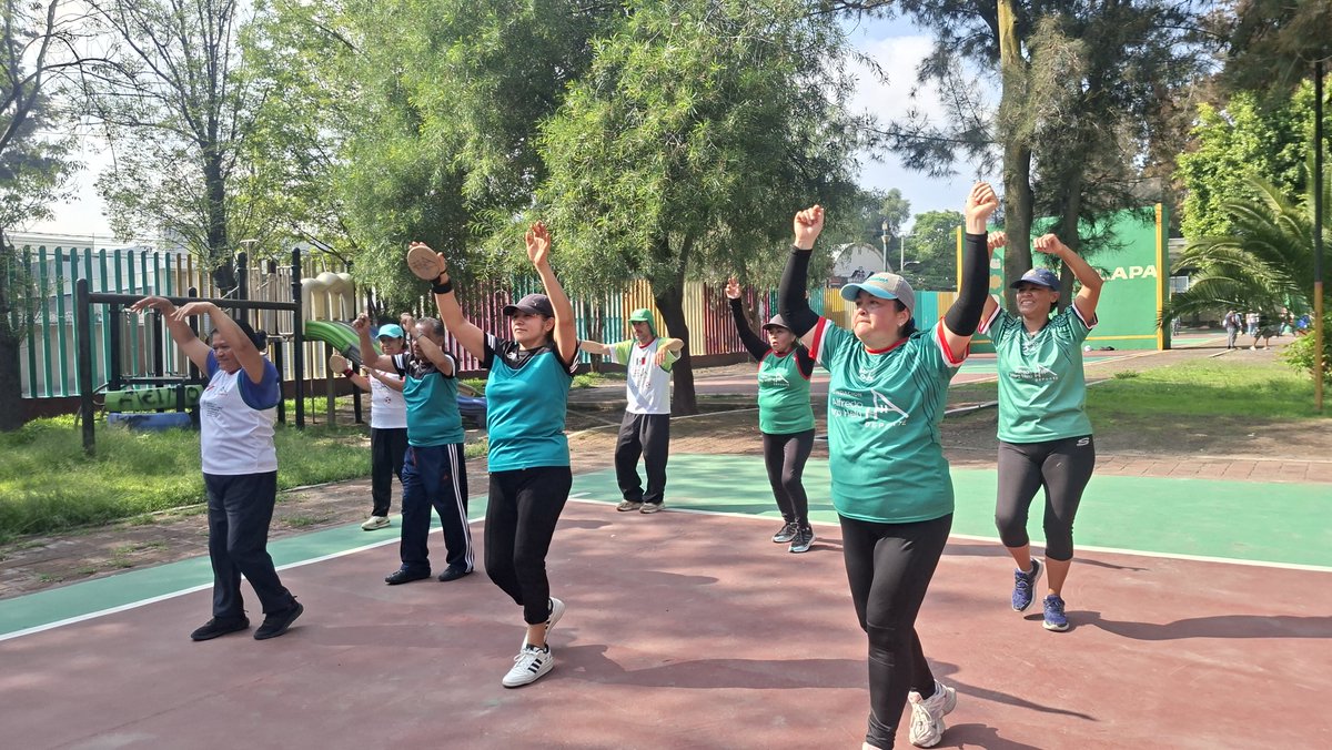 Martin01969019's tweet photo. En la celebración del #MundialSocial2026🇲🇽⚽️ Margarita Villegas "Voluntaria de la Promoción de la Activación Física y el Deporte" enciende el #SemáforoDeportivo🚦 de la @FAHHdeporte con #ActivaciónRitmica 
💃🕺🎼🎵🎶 en el Deportivo "Santa Martha Acatitla" @Alc_Iztapalapa (1/2) https://t.co/IFlCExS7rF