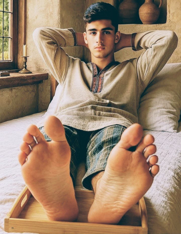 HollzinGert's tweet photo. #SabadoDeDesestres Con el respectivo taco de ojo de #piesmasculinos 👣😍 #piesdehombre #piesdescalzos #piesdemacho #piesdechicos #piesperfectos #feetguy #barefeet #malefeet #menfeet #feetmen #feetman #feetlovers #feetboy #feetphoto #feetfetish #malesoles #mensoles #iafeets https://t.co/DI1Mcic74p