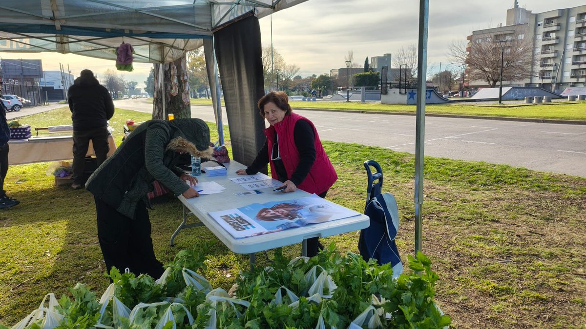 CMLealtad_LP's tweet photo. Cuidar la soberanía, es cuidar nuestro cordón frutihorticola. Seguimos organizadxs para poder facilitar alimentos a precios justos, sin intermediarios , del productor a la mesa. 

Porque nadie se salva solx
Acércate a nuestras Ferias!
🥦🥚🍎🧀🍯

#cristinalibre https://t.co/CBtViev3Pv