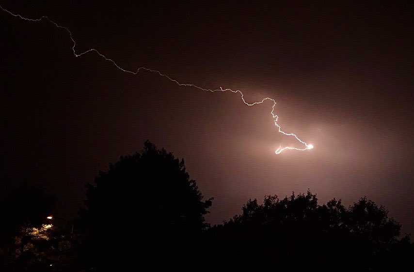hendiiiya's tweet photo. Naissance d’un coup de foudre ⚡️ https://t.co/VV96sPwgfe