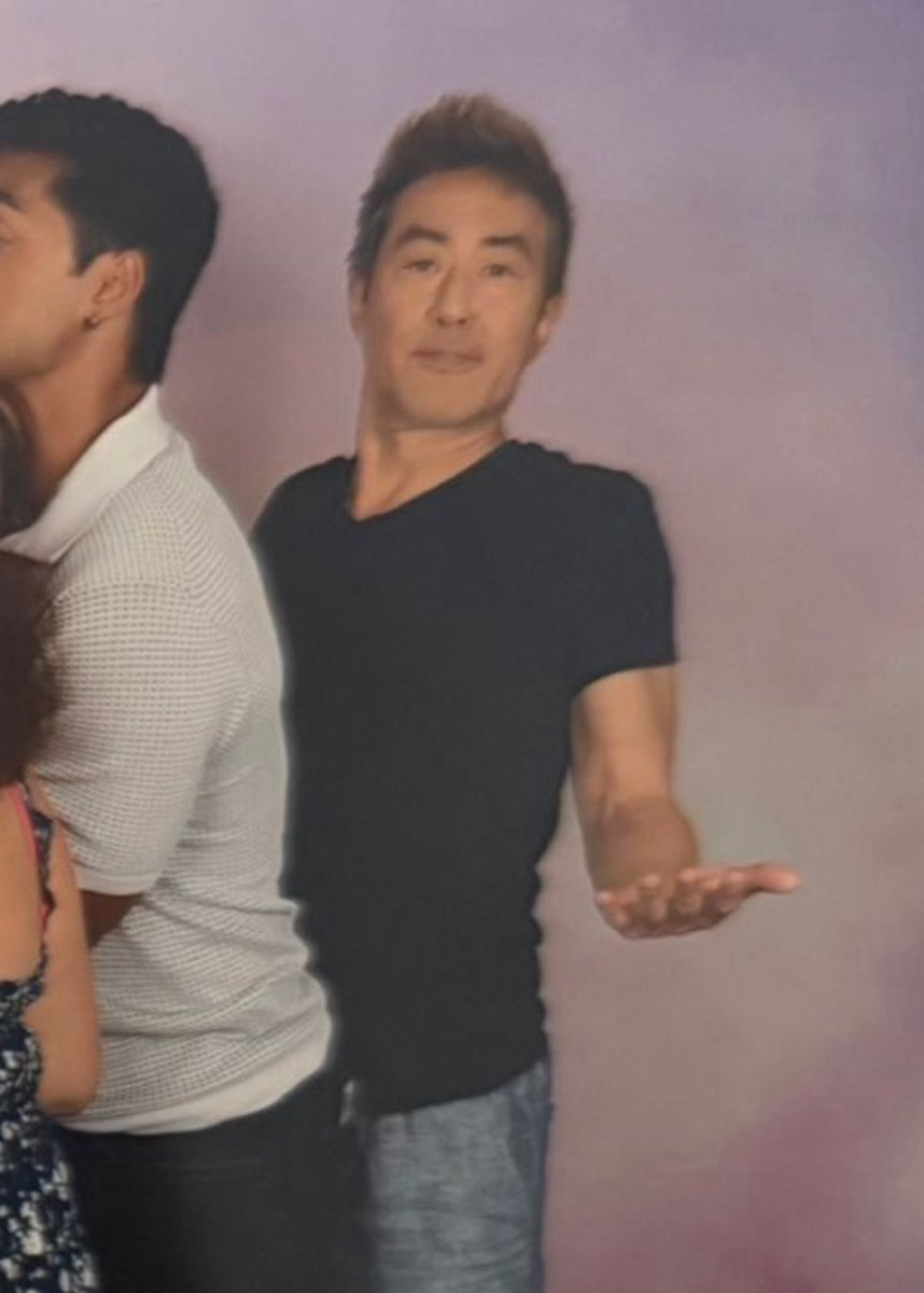 buddiestiel's tweet photo. i was wondering why kenny was doing this in the group photo and then i realised he was copying mark in the reference photo i used 😭😭😭 https://t.co/yRKsZ6xz9h