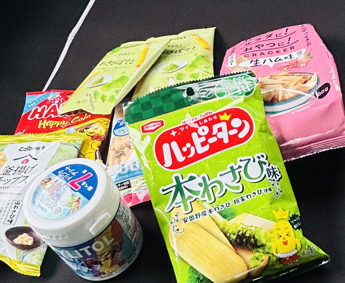 415_moco_35's tweet photo. 車の中、お菓子と飲料と食料庫😅
今日も仕事だ🥱 https://t.co/yhWPBsglwY