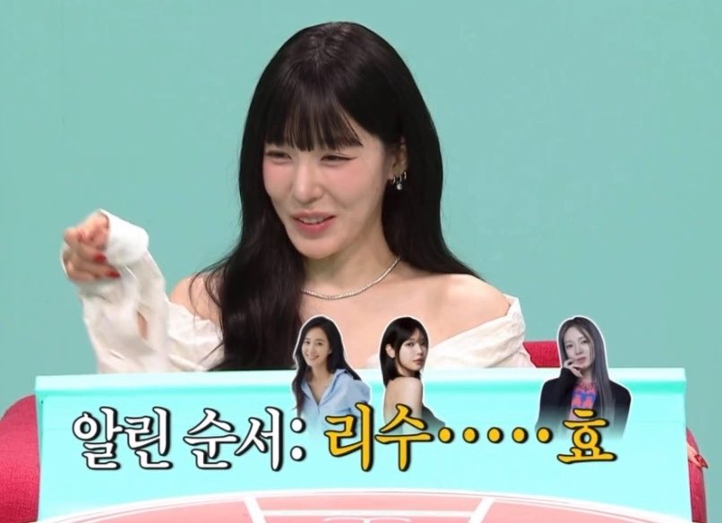 KwonYuriMY's tweet photo. YURI is the first member who knows about her relationship ?! 🤭 https://t.co/7je63xaeTN