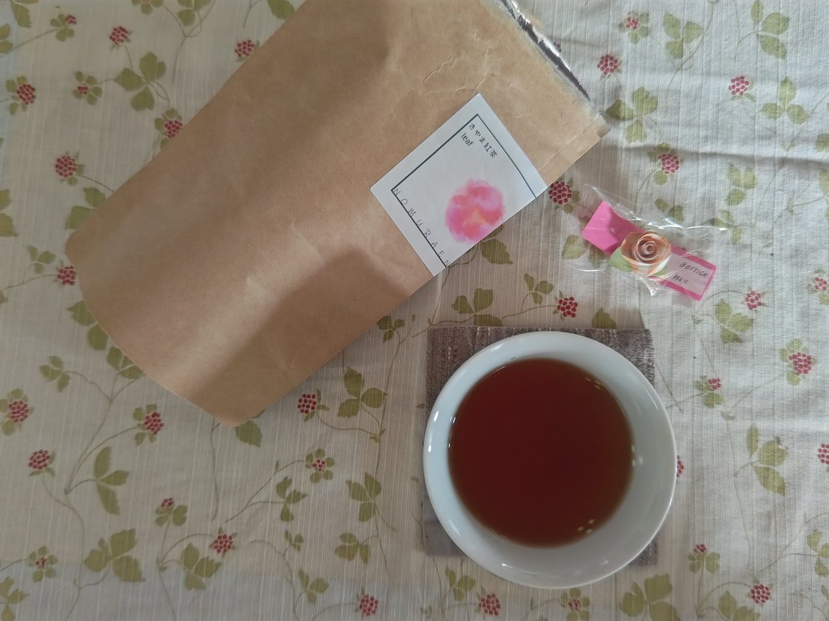 OntoPoetry's tweet photo. 【今朝の紅茶】

さやま紅茶 野村園

雨降りの灰白色の空の下
藤の花の柔らかい香りが
しっくりくる

ここのところの天気で
落ち着かない心も
なぐさめられる

ぬくもりある橙色に
心があたたかくなる

御身大切によい日を

@nomuraen https://t.co/01YlJOpo4Q