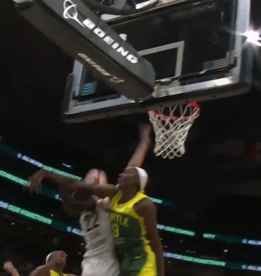 BarbusMarc23909's tweet photo. @TonkaTruck458 @WNBA_SuperHater Bullshit. White people were all over twitter crying when this play happened 2 years ago. 

Every time there's a foul against Clark, her white fans are always crying on twitter. They believe every foul is racially motivated. https://t.co/SO6Tk5a6hq