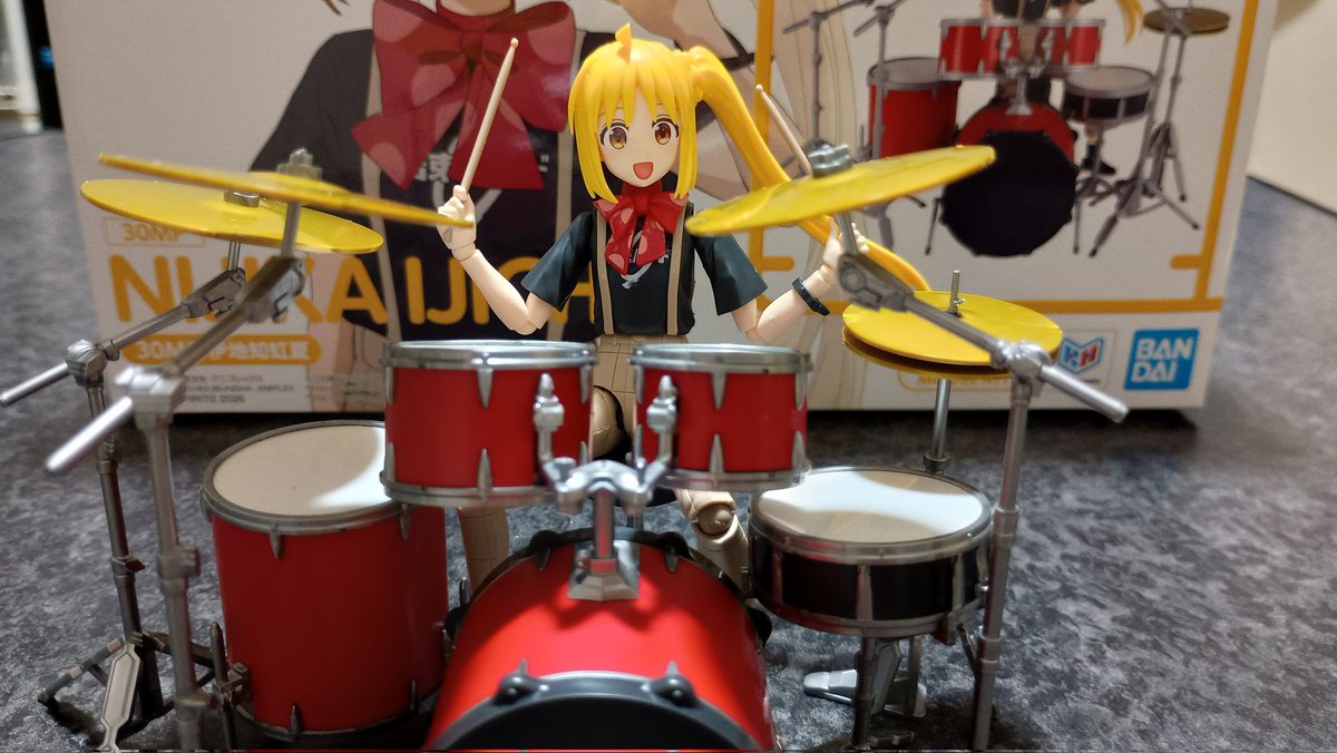 adeu55's tweet photo. #30MP #ぼっちざろっく　#バンダイ
他のキャラよりフェイスパーツ増量
ドラムセットと虹夏ちゃんどっちが付属品かわからんボリューム https://t.co/CiF1OOSLrq