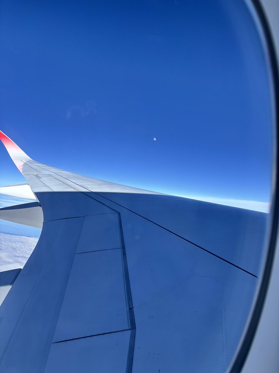 anaimariko's tweet photo. 昨日の飛行機✈️
月がずっとついてきた🌕 https://t.co/J2uH4yswA6