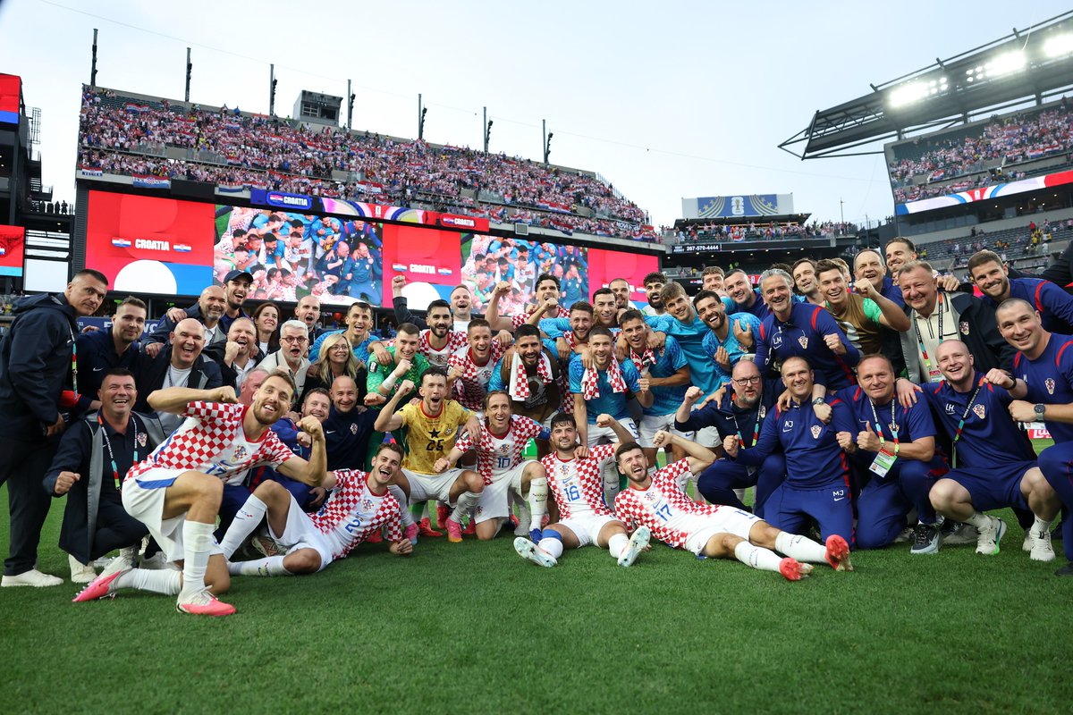 HNS_CFF's tweet photo. Endured together. Now we celebrate together! 🙌 #Family

#WorldCup #CROGHA #HrabarBroj #Vatreni❤️‍🔥 https://t.co/EBc415MuDj