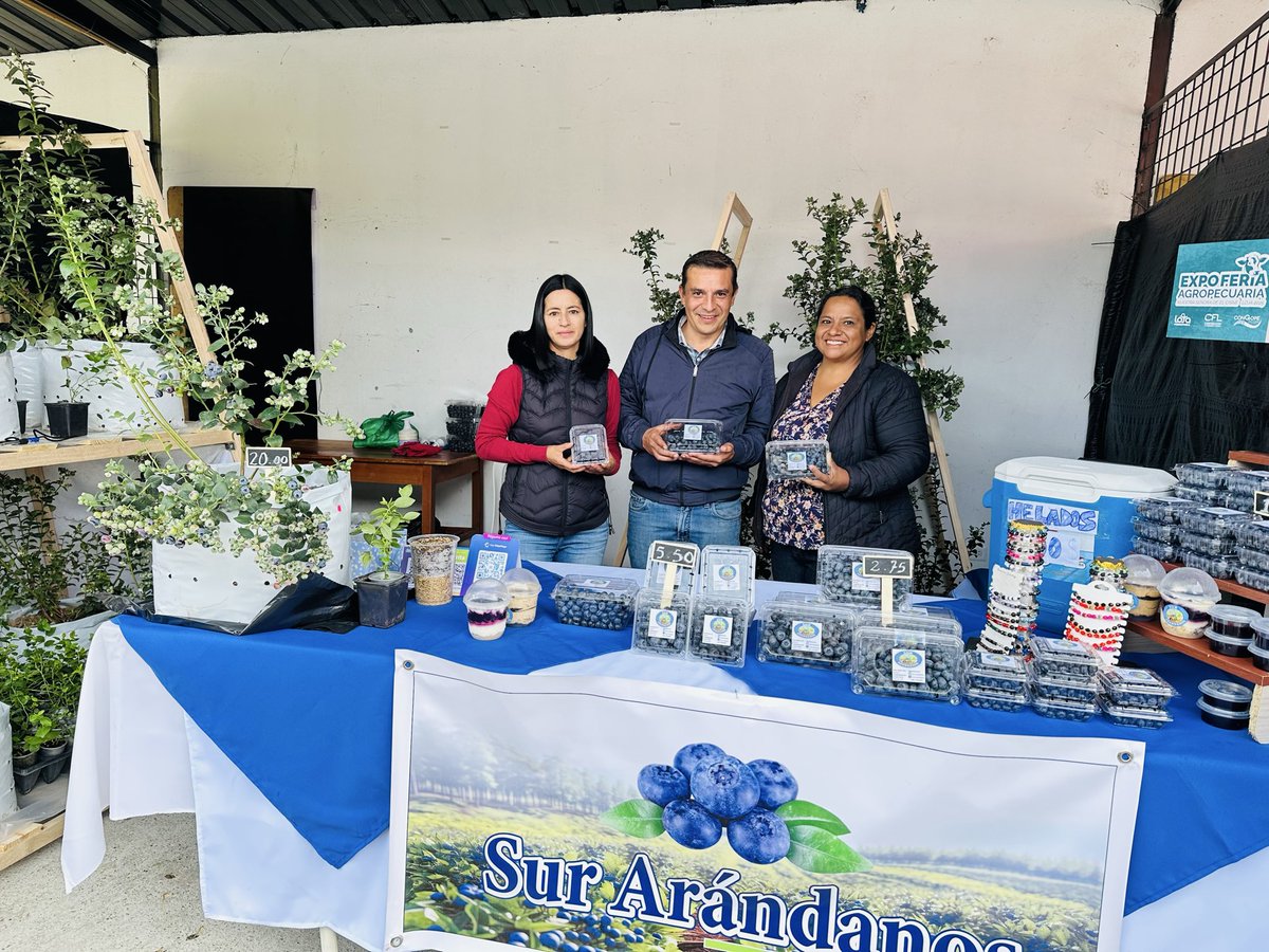 Agricultura_CZ7's tweet photo. 🌾 #Loja | El MAGP participa en la III Expoferia Agropecuaria Nuestra Señora de El Cisne 2026, promoviendo productos con valor agregado de la Agricultura Familiar Campesina, como café, arroz, miel y arándanos. Impulsamos la producción, asistencia técnica y acceso a mercados. https://t.co/FTmIDr42T4