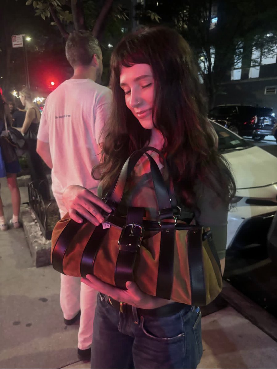 clairodailys's tweet photo. Clairo via @/stripesofnewyork 🪄 https://t.co/mwtBNzUOfP