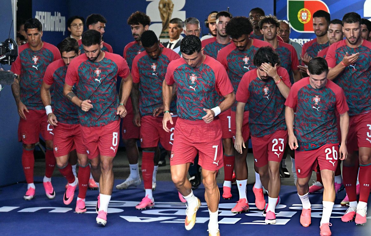 football_li5's tweet photo. يخرب بيت الرعب!!!!!!!!

القائد كريستيانو رونالدو يتقدم وجيشه خلفه!

♥️♥️♥️♥️♥️😱😱😱😱😱😱 https://t.co/QHn1Y4XKMU